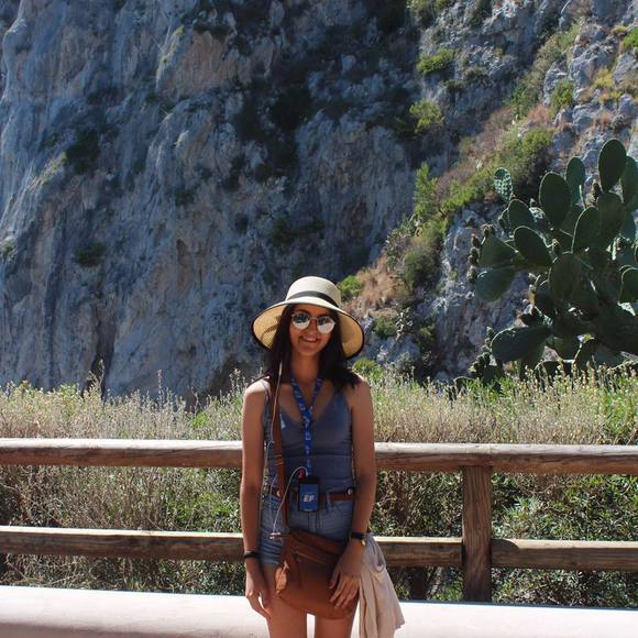 Meet your Posher, Paola - Picture 1 of 1