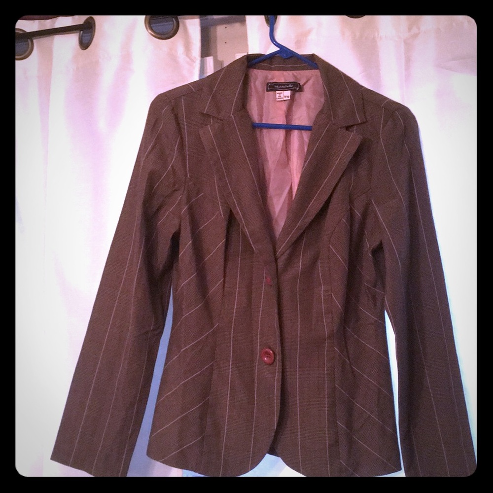 Fitted brown blazer