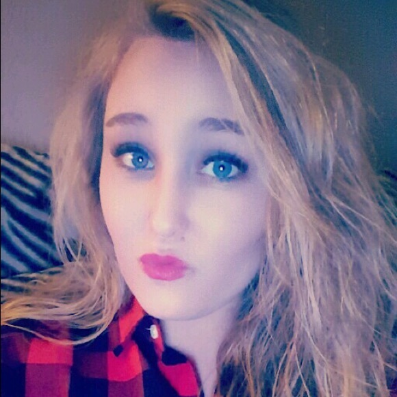 Meet your Posher, Caitlin - Picture 1 of 1