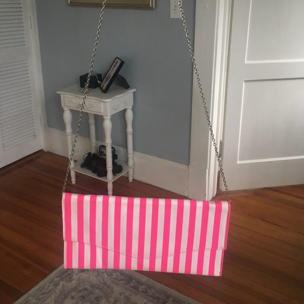 Clutch with chain.