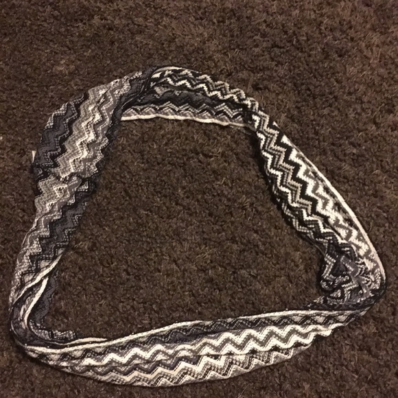 Black and White zig zag infinity scarf - Picture 1 of 3