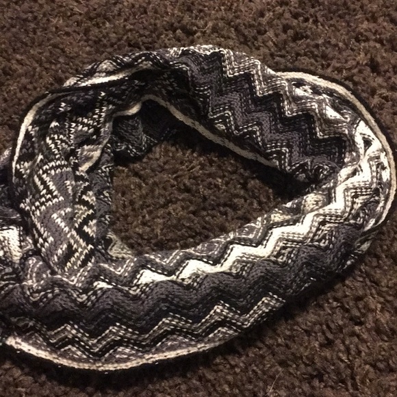 Black and White zig zag infinity scarf - Picture 2 of 3