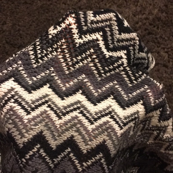 Black and White zig zag infinity scarf - Picture 3 of 3