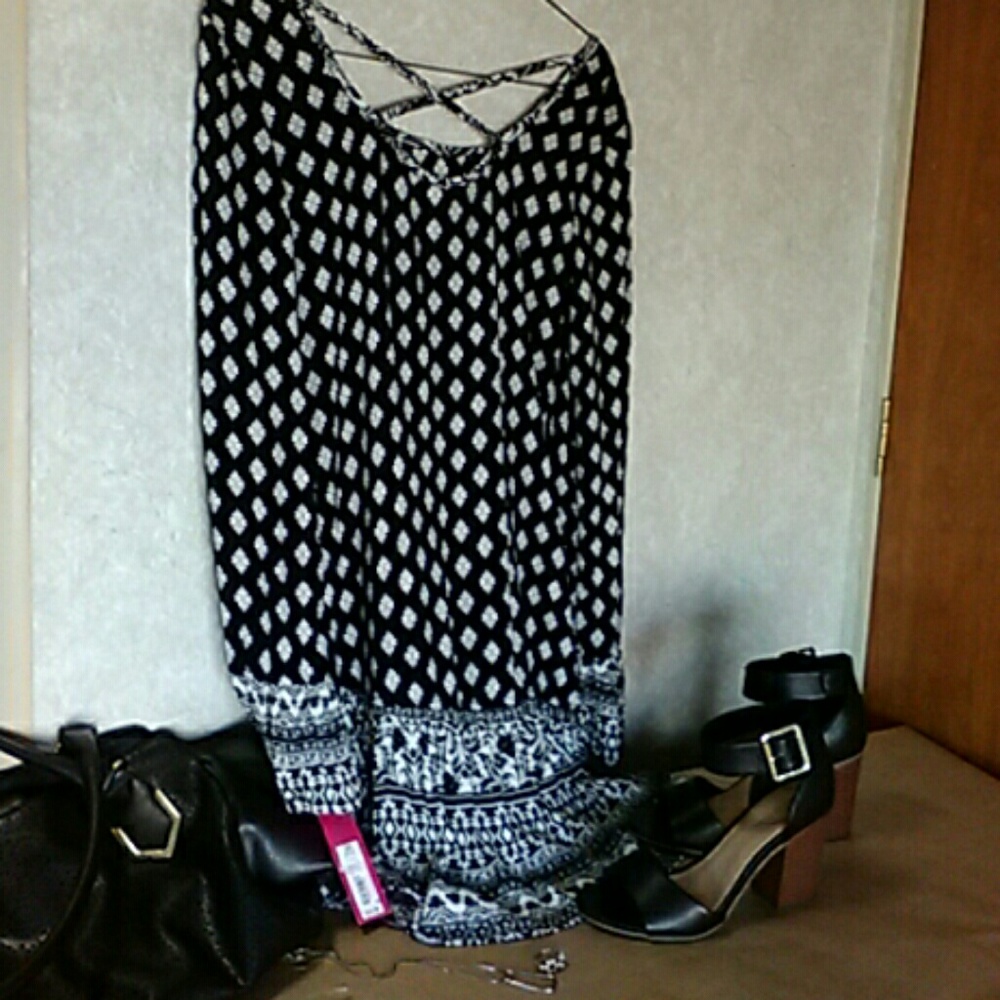 Dress,, heels, silver necklace, ring w/free purse