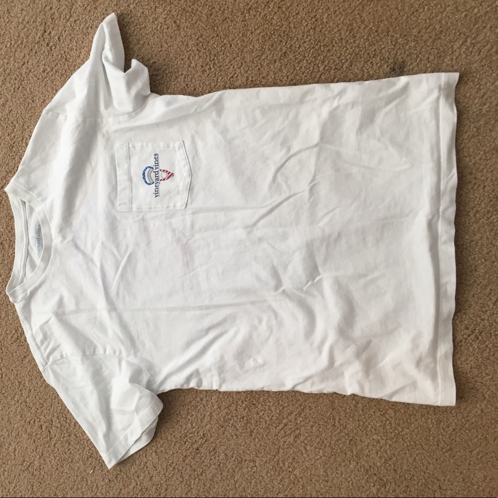 like new men's  vineyard vines tshirt