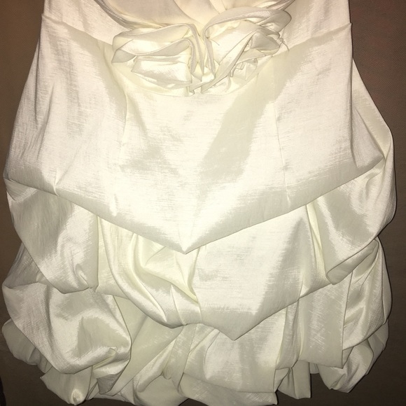 WHITE WINDSOR DRESS❄️ - Picture 3 of 6