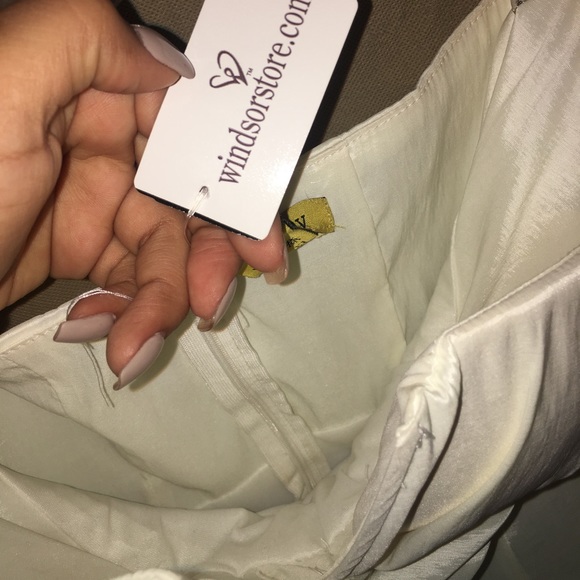 WHITE WINDSOR DRESS❄️ - Picture 2 of 6