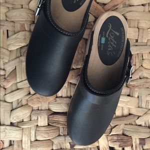 Classic black clogs with strap