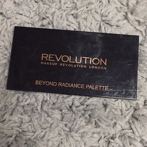 Makeup Revolution Beyond Radiance Highlight kit