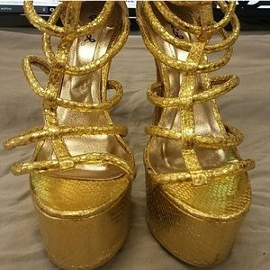 Super sexy Gold platform heels