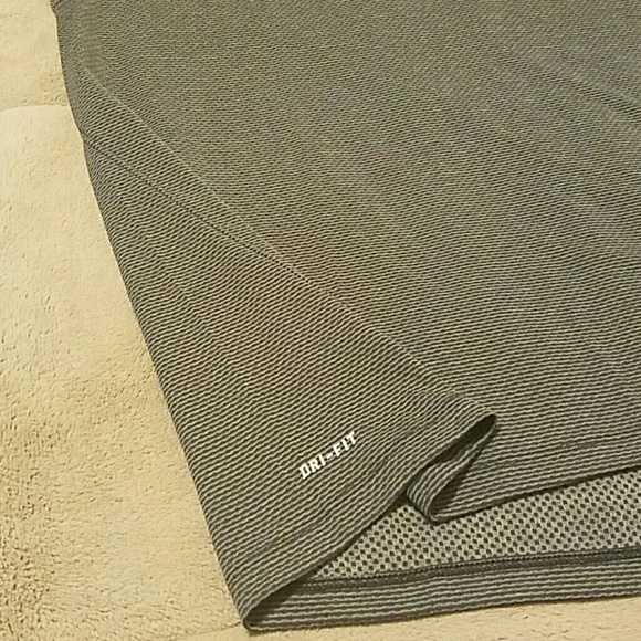 Nike AeroReact Breathable Performance Shirt - Picture 3 of 7