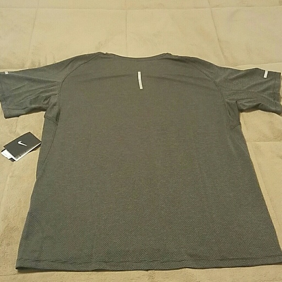 Nike AeroReact Breathable Performance Shirt - Picture 4 of 7