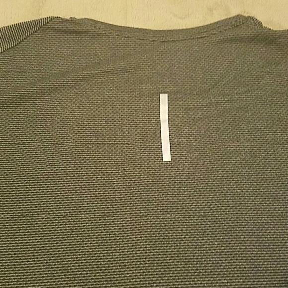 Nike AeroReact Breathable Performance Shirt - Picture 7 of 7