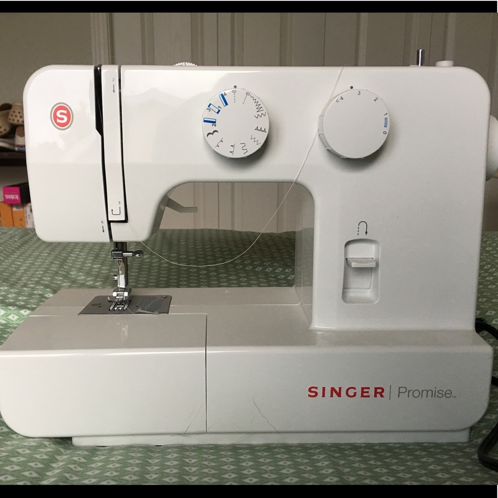 Singer Sewing Machine (Barely Used)