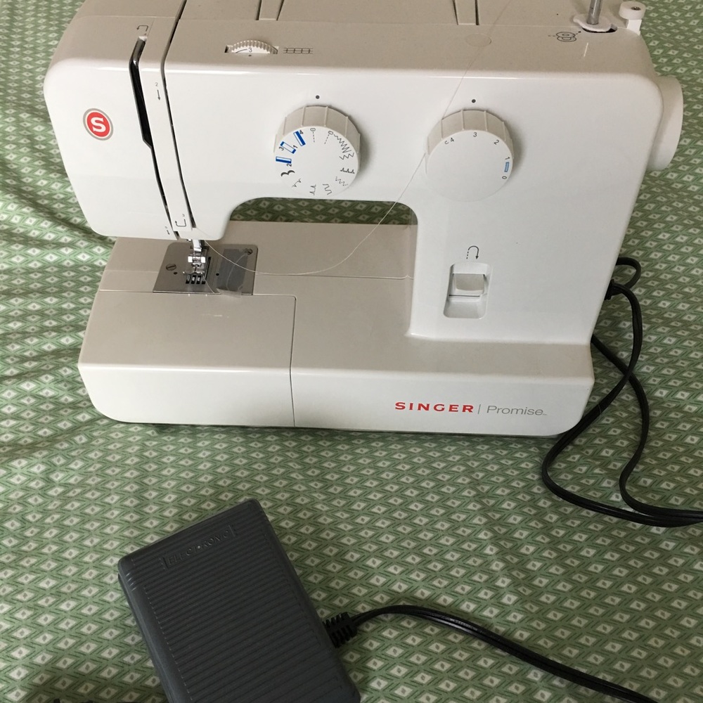 Singer Sewing Machine (Barely Used) - Picture 2 of 8