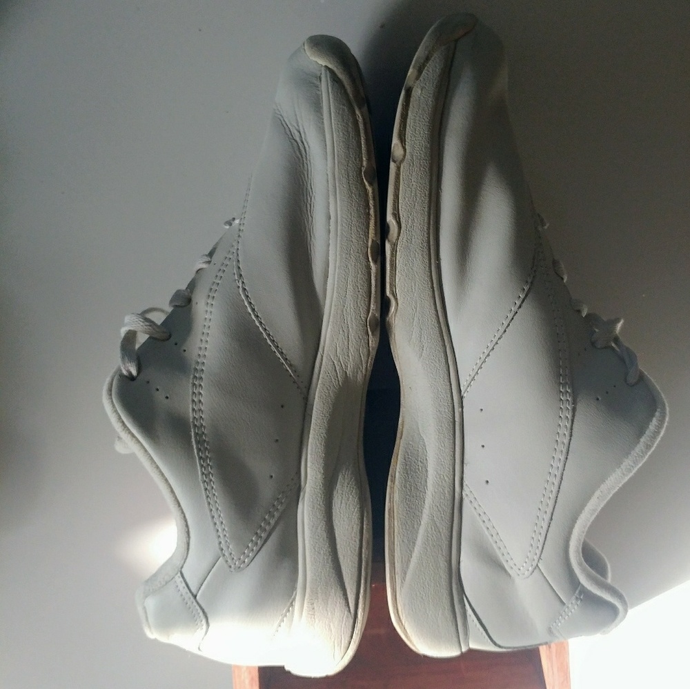 Rockport Size 7 Off White Ladies Walking Shoe