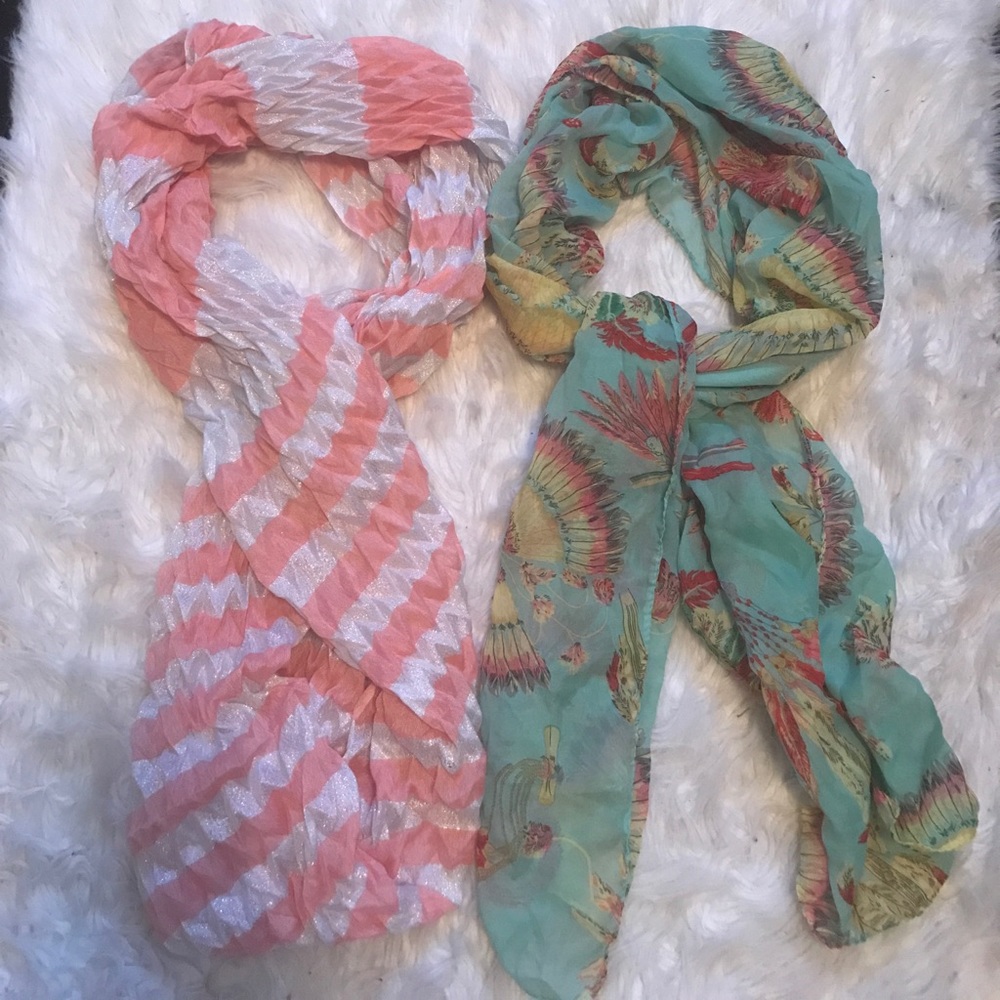 BUNDLE OF 2 SCARVES 🍃💕🍂