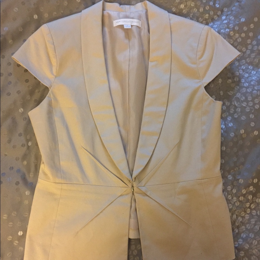NWOT: NY & Co. beige capped sleeve top