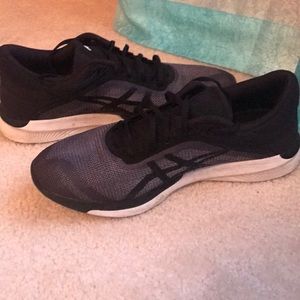 Selling Asics Fuse X women's running shoes.