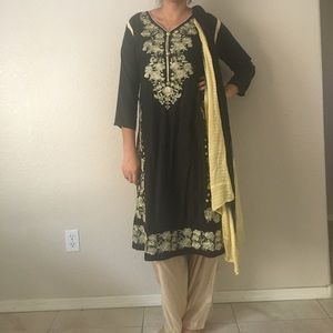Salwar kameez. Back and gold. Cotton.