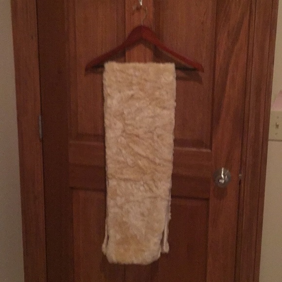 Italian fur shawl. Cream faux fur and satin. - Picture 2 of 4