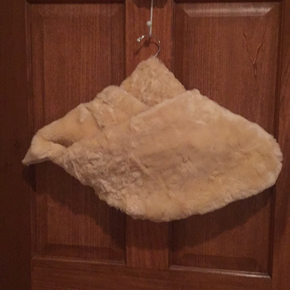 Italian fur shawl. Cream faux fur and satin. - Picture 3 of 4