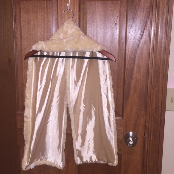 Italian fur shawl. Cream faux fur and satin. - Picture 4 of 4