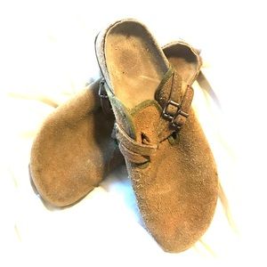 Great looking American Eagle Outfitters clogs!