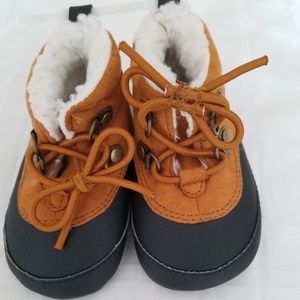 Super Cute Carters Snowboots