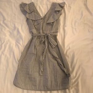 Gray/white seersucker mini ruffle dress w/ pockets