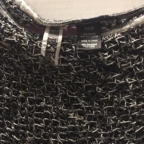 Short sleeve asymmetrical fall sweater - Picture 2 of 3