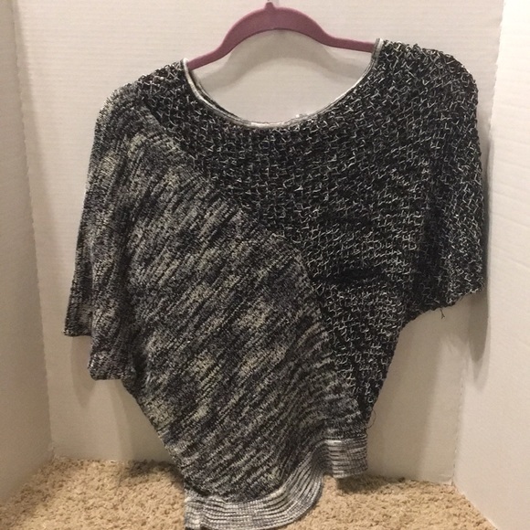 Short sleeve asymmetrical fall sweater - Picture 3 of 3