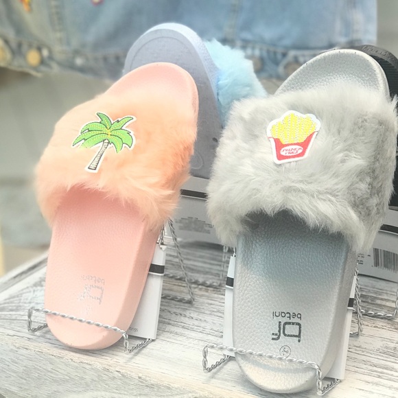 Light Pink Fur Slides (comes with 2 free patches) - Picture 1 of 8