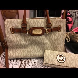 Michael Kors Hamilton Tote with Matching Wallet!!
