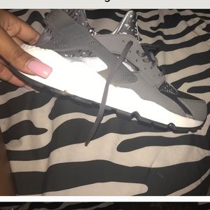 GREY HURRACHES
