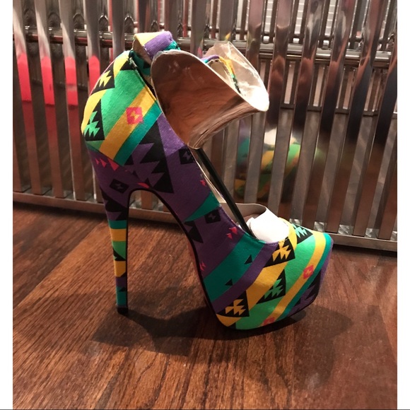 NWT Colorful heels with gold metal strap detail - Picture 4 of 7