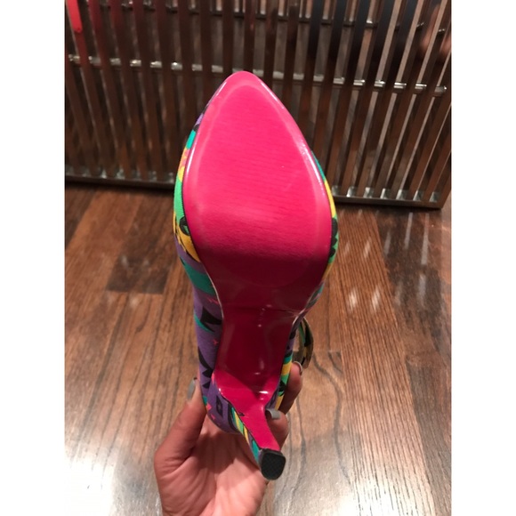 NWT Colorful heels with gold metal strap detail - Picture 7 of 7