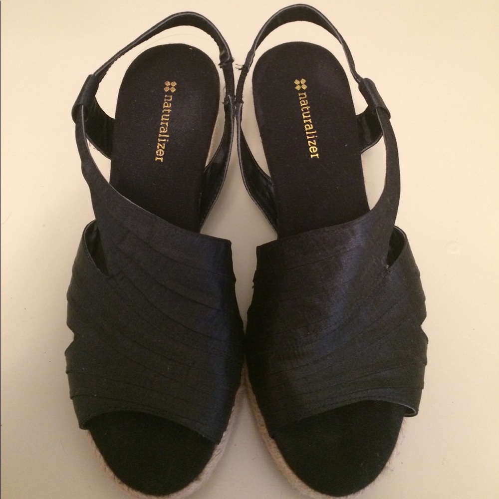 🌸 Get ready for spring! Naturalizer sandals