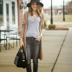 Perfect staple! Gray V-neck t-shirt