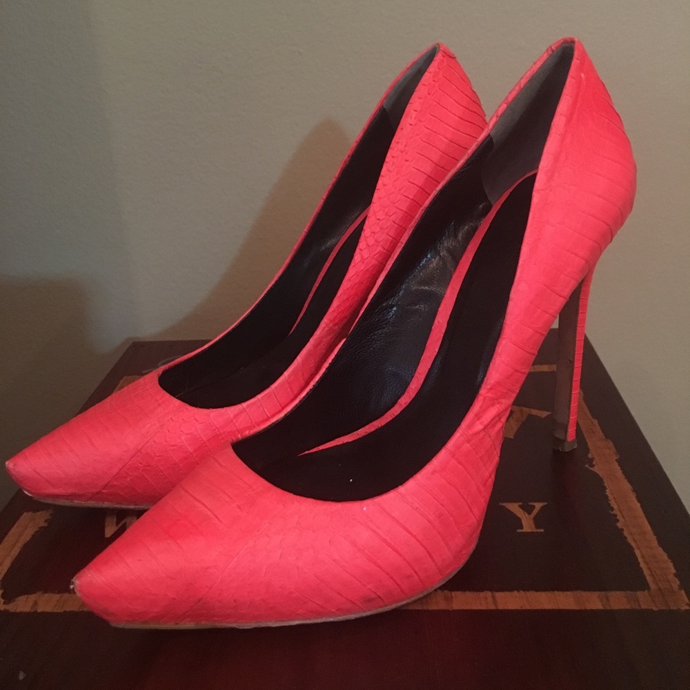 GUC Rachel Roy Gardner Neon Coral Genuine Snakeskin Leather Pump Size 37.5 7.5