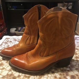AMAZING VINTAGE LEATHER Short cowboy boots!