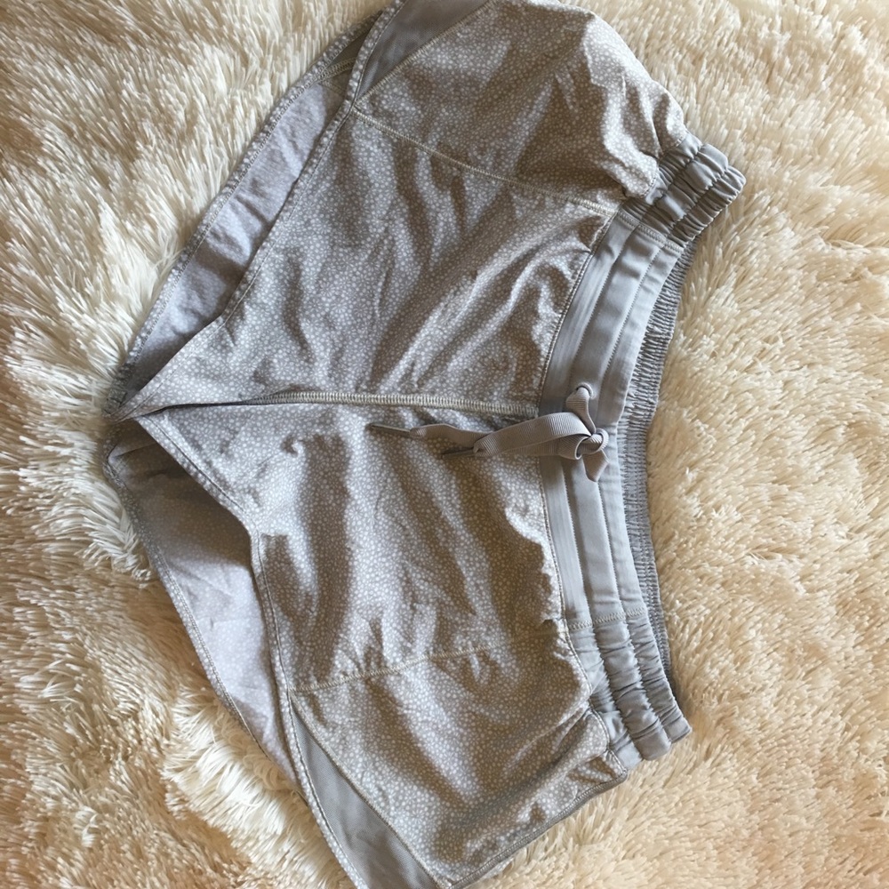Lulu grey and white shorts🔥🤑
