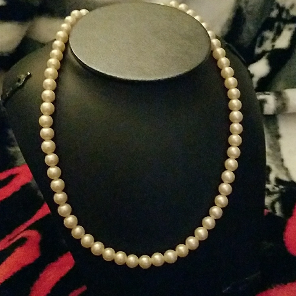 😛Vintage creamy faux pearls great for layering