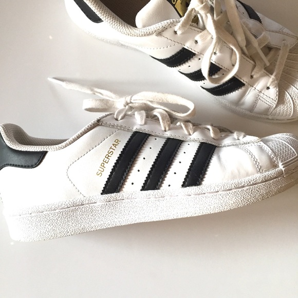 le adidas superstar scarpe bianco nero poshmark le adidas superstar scarpe bianco nero poshmark