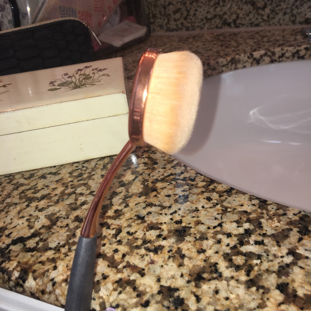 NEW ROSE GOLD OVAL BRUSH