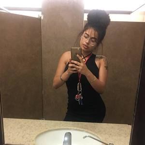 Meet your Posher, Camila