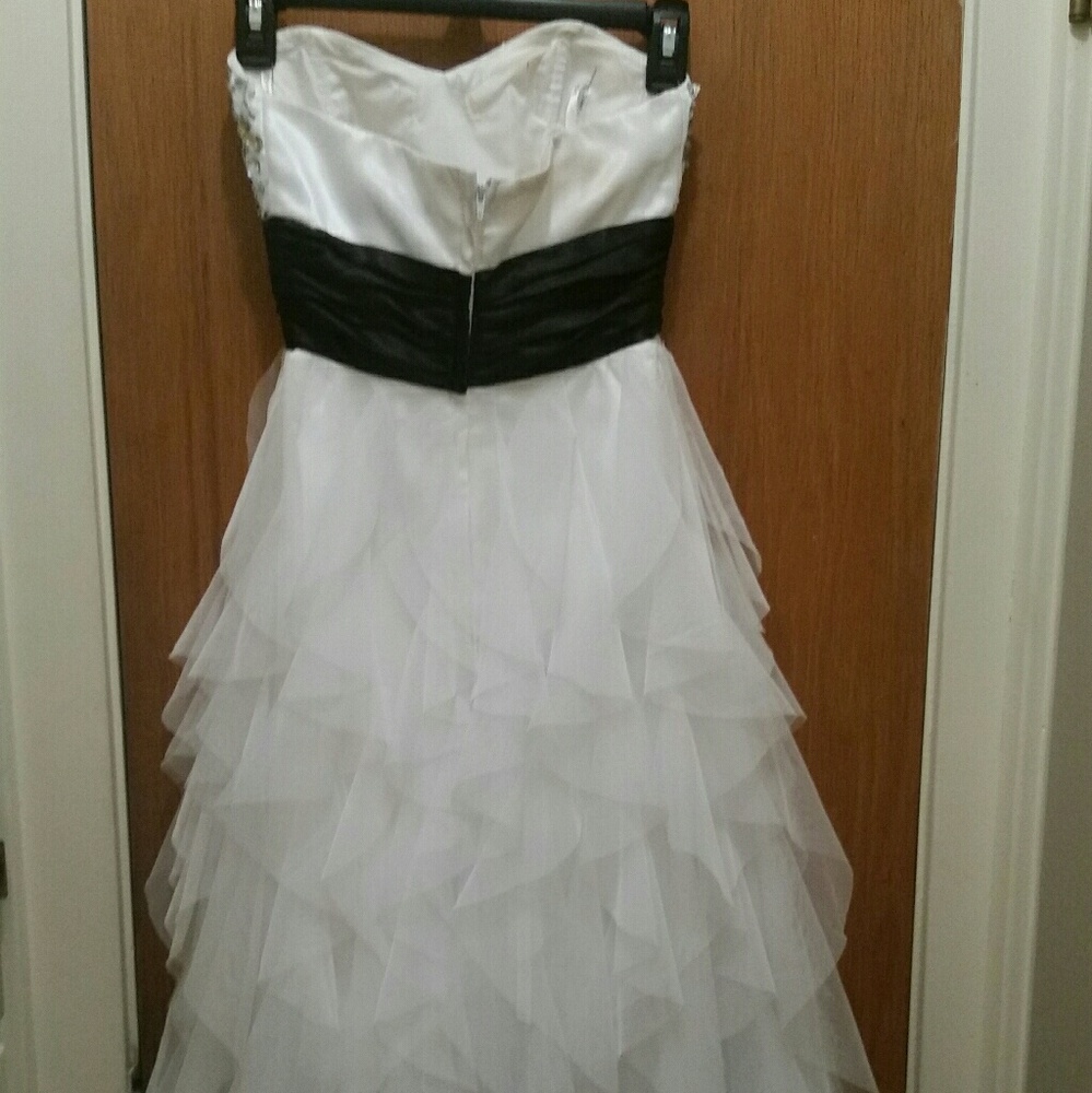 Beautiful prom gown size 1/2 - Picture 3 of 3