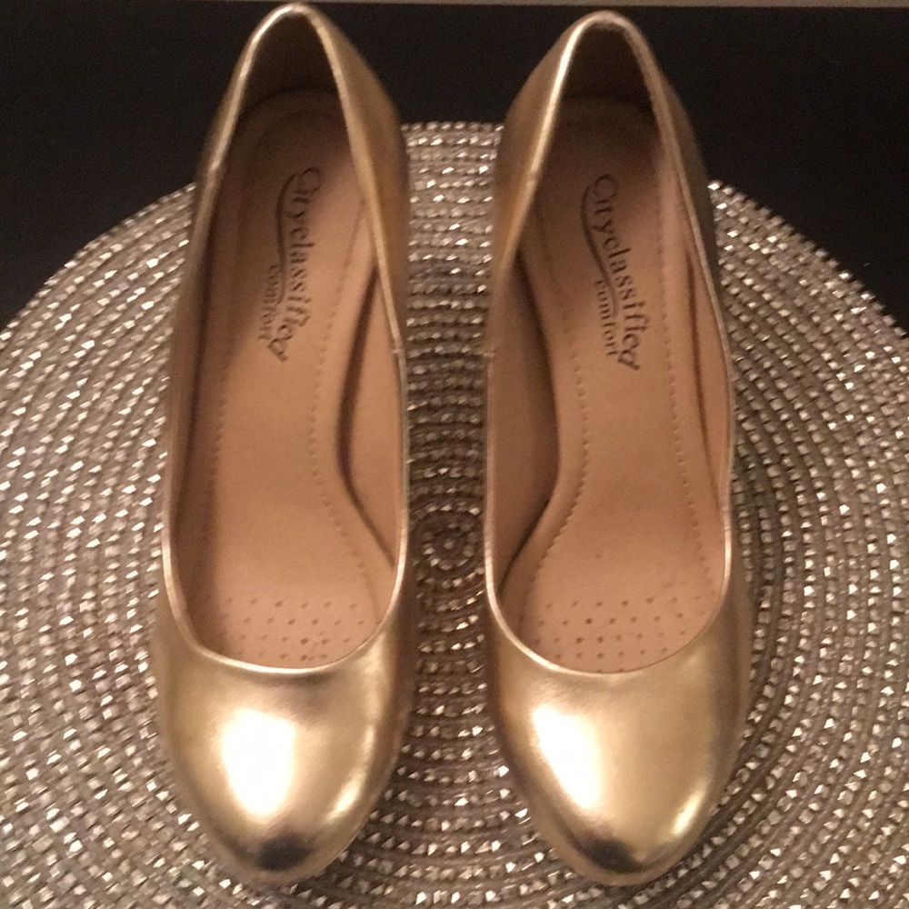 💃🏻Price Drop💃🏻Gold Pumps