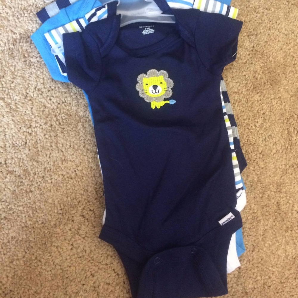 Set of 4 onsies 0-3 mo