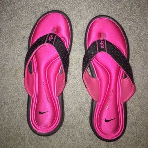NIKE FLIP FLOPS